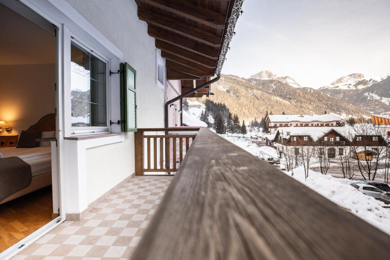Hotel Soreghes Gran Chalet Campitello di Fassa Exterior photo