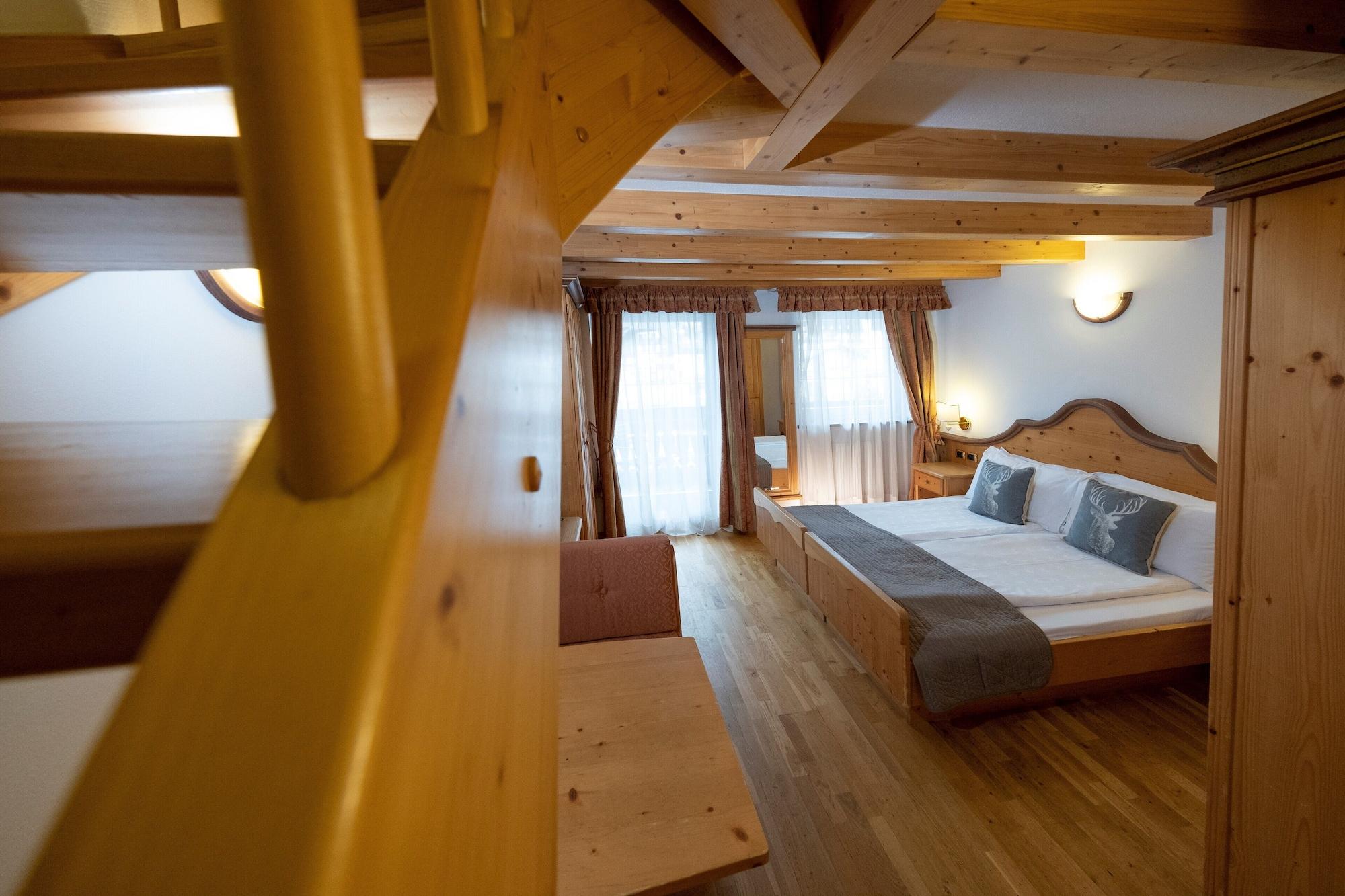 Hotel Soreghes Gran Chalet Campitello di Fassa Exterior photo