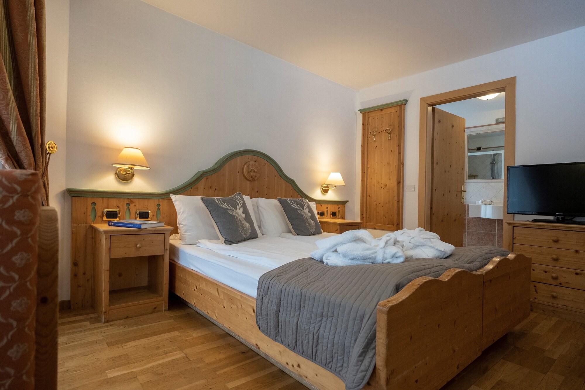 Hotel Soreghes Gran Chalet Campitello di Fassa Exterior photo
