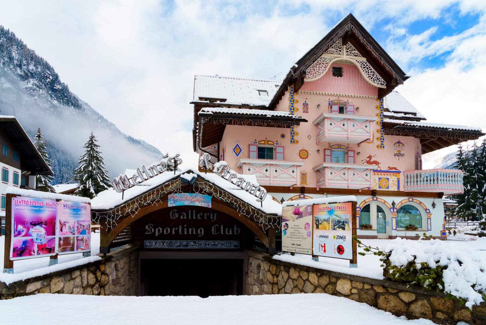 Hotel Soreghes Gran Chalet Campitello di Fassa Exterior photo